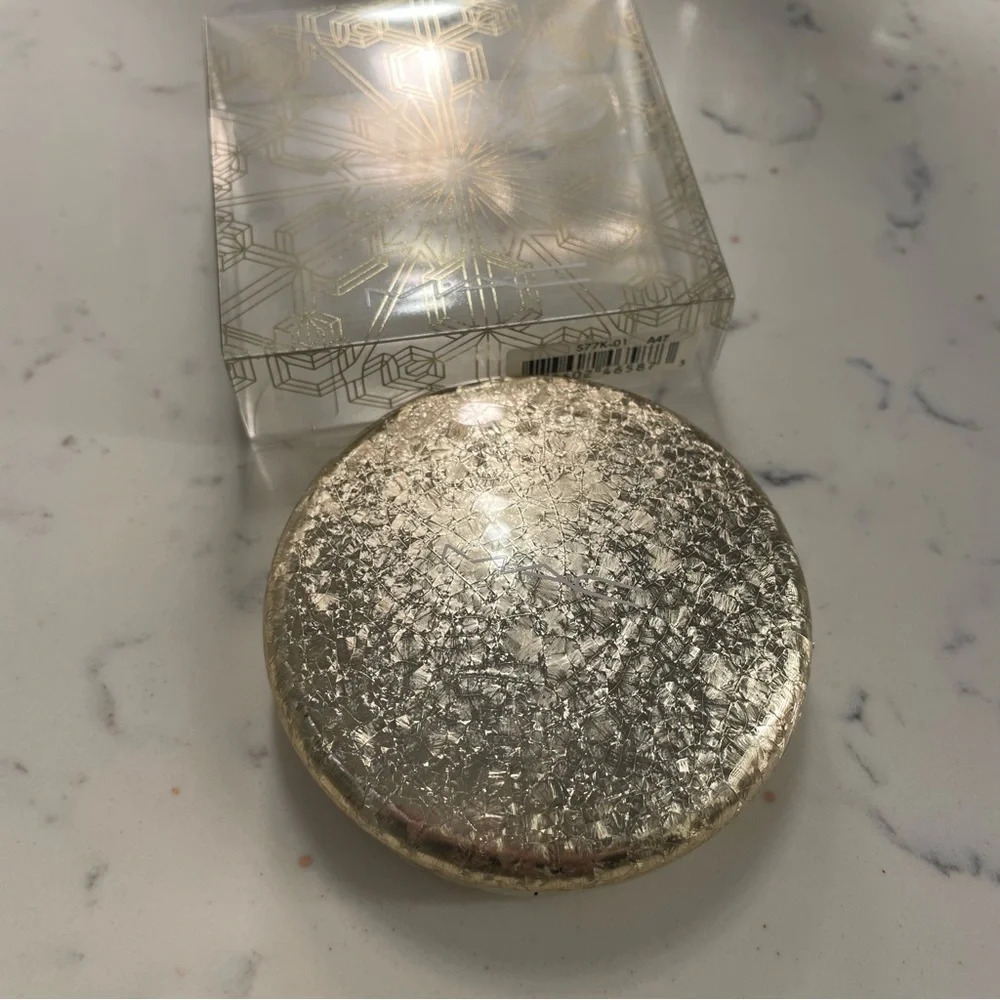 MAC Face Powder Snowball Here Comes Joy - Picture 4 of 6